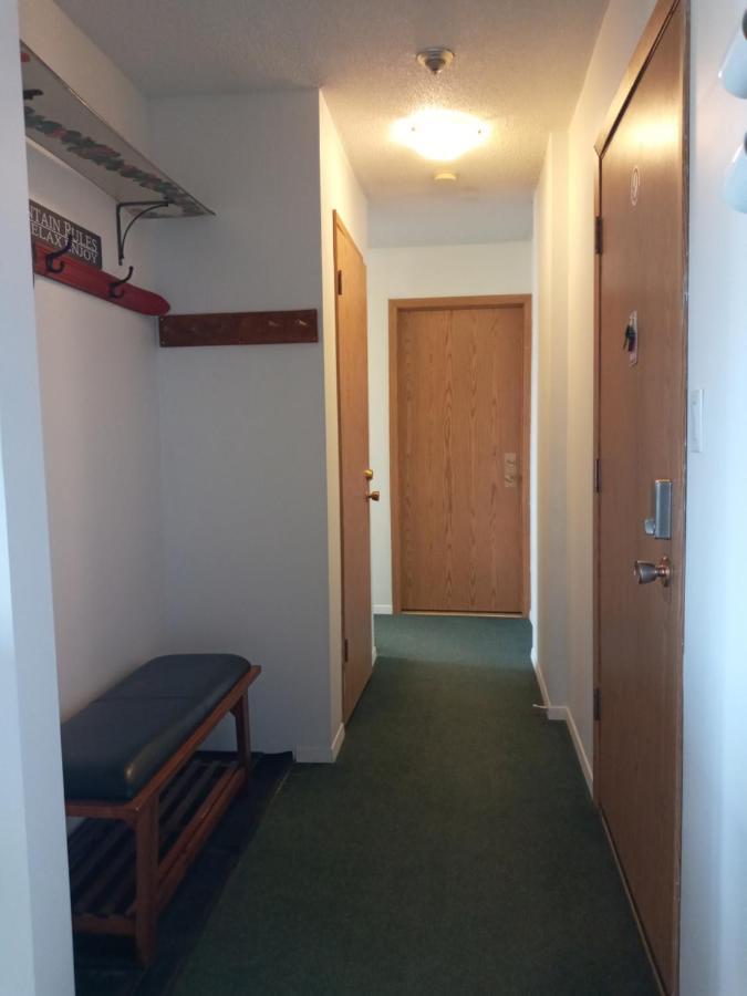 Village Center 2 Bedroom Condo Big White エクステリア 写真